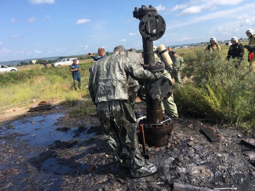 200 литров нефтепродуктов вылилось из скважины на территории Усольехимпрома из-за прорыва трубы