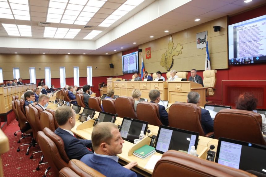 Областной парламент принял законопроект о выплатах на детей от 16 до 18 лет в Приангарье