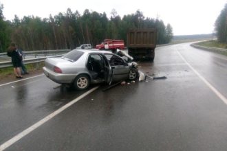 Пять человек пострадали при столкновении иномарки с грузовиком в Чунском районе