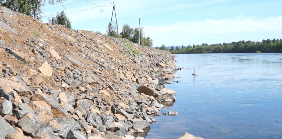 Семь защитных дамб строят в городах и поселках Приангарья