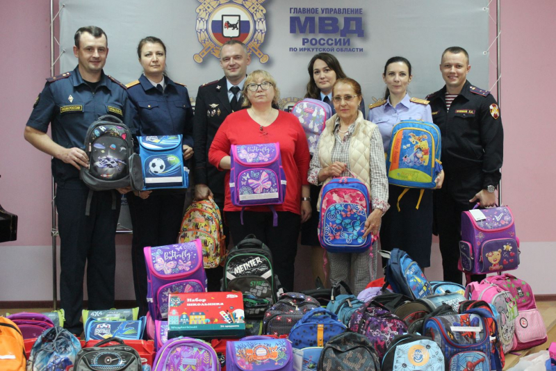 Силовики Приангарья передали детям более 300 школьных рюкзаков