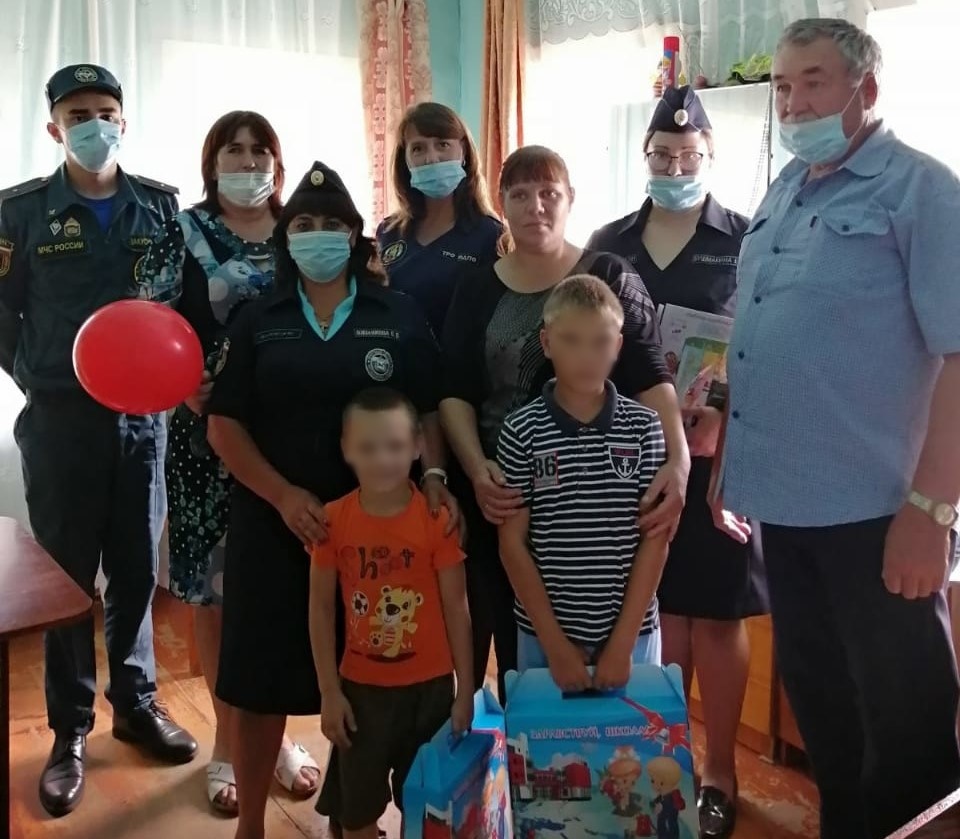 Сотрудники МЧС помогли многодетным семьям из Тулуна собрать детей в школу
