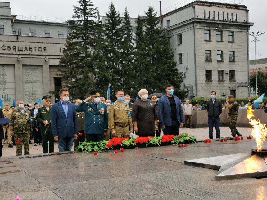Торжественный митинг посвященный 90-летию создания Воздушно-десантных войск прошел в Иркутске