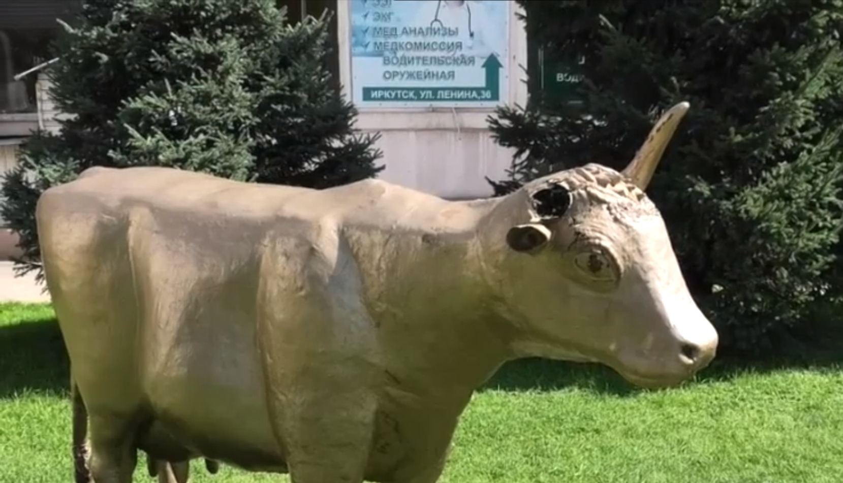 Трое молодых людей повредили скульптуру в одном из скверов Иркутска