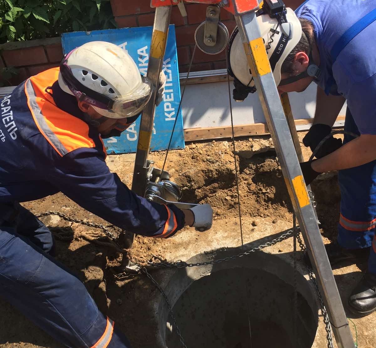 В Иркутске пожарные спасли мужчин, потерявших сознание в колодце из-за интоксикации