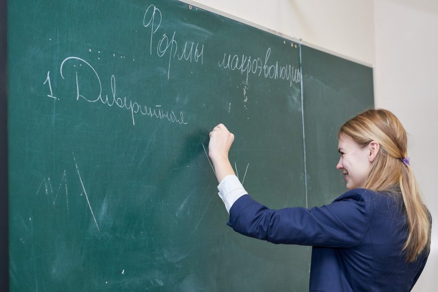 В школах России организуют термометрию при входе в здания