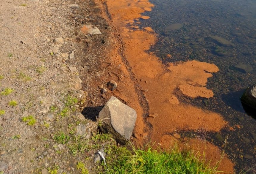 Разлив нефтепродуктов произошел в акватории Ангары в Усть-Илимске