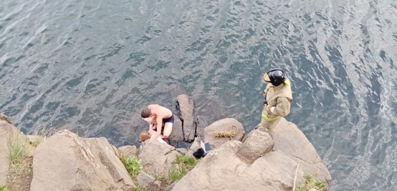 Мужчина сорвался с 8-метровой скалы в заливе Межница Усть-Илимского водохранилища
