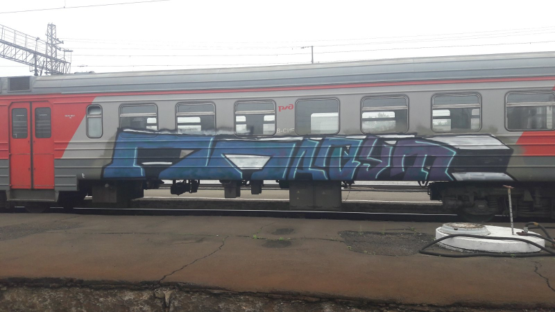 Полиция ищет вандалов, раскрасивших вагоны на станциях Тулун и порт Байкал