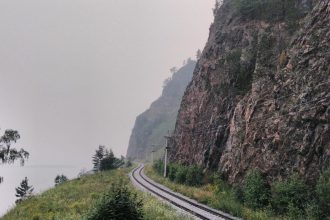 Движение поездов по КБЖД возобновят 21 сентября после прошедшего камнепада