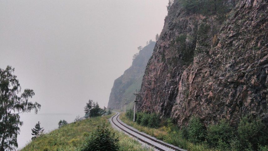 Движение поездов по КБЖД возобновят 21 сентября после прошедшего камнепада
