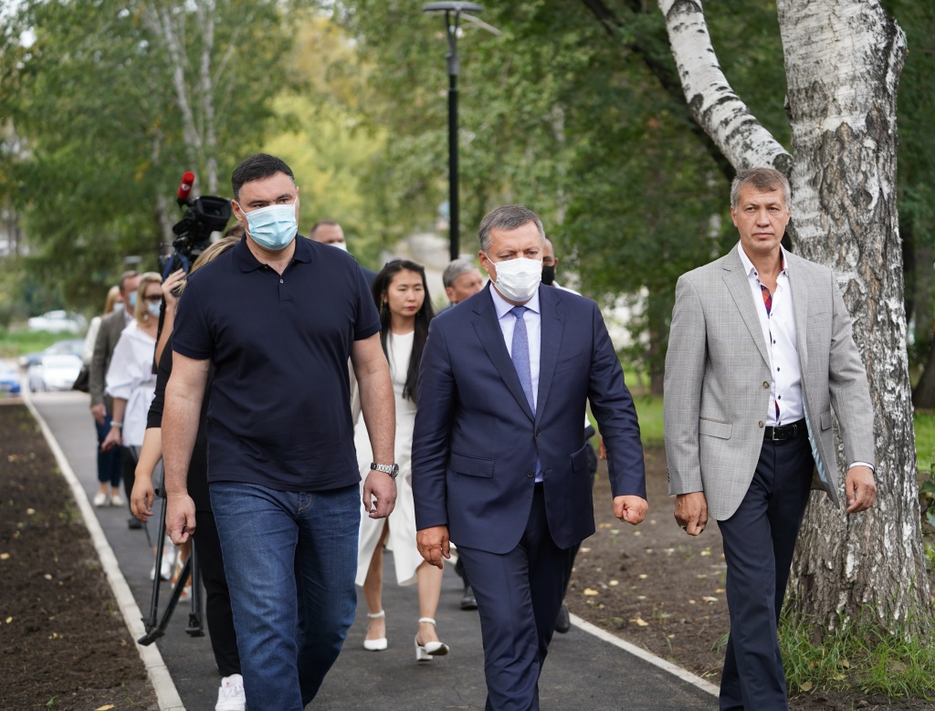 Игорь Кобзев проверил работы в парке «Лисихинский» и на пересечении улиц Депутатская и Волжская