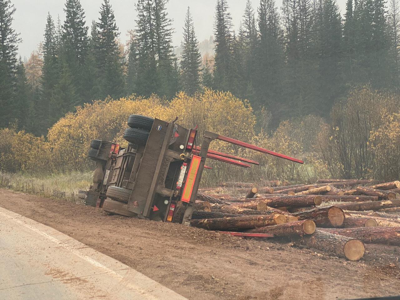 Лесовоз перевернулся в Усть-Кутском районе