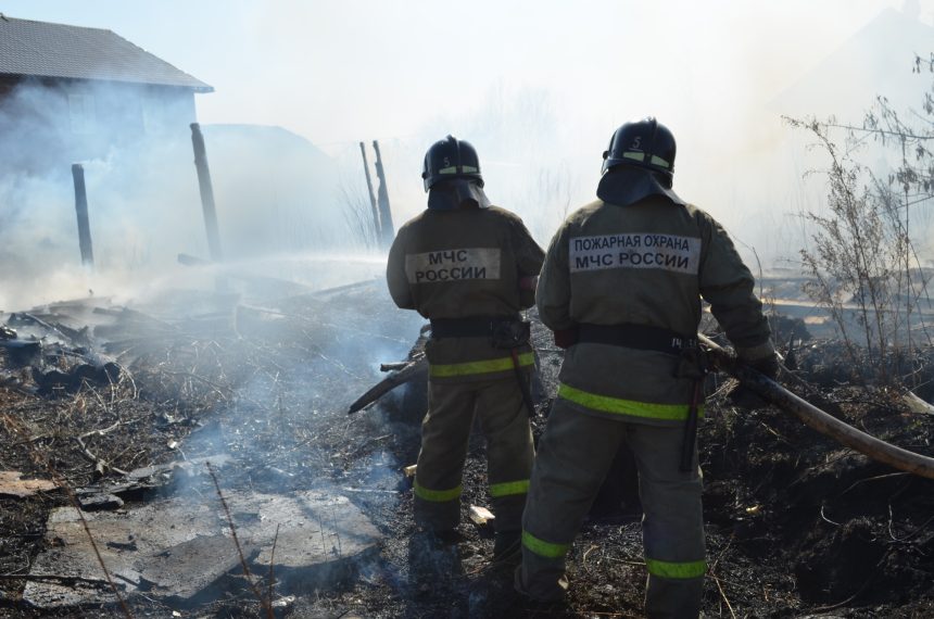 Один человек пострадал и трое спасены на пожаре в садоводстве Прибрежное в Иркутске