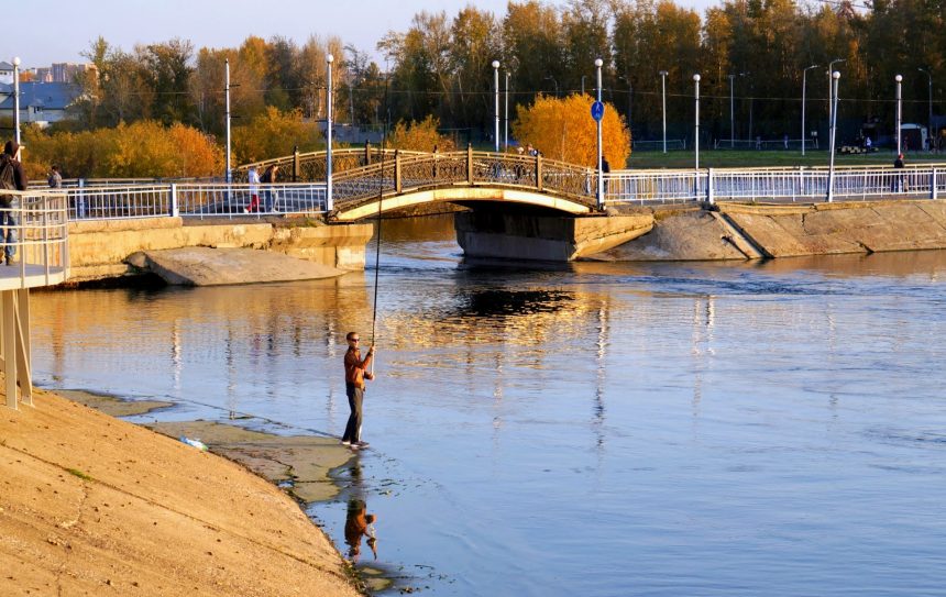 Осень в Иркутске. Большая вода и рябиновый цвет