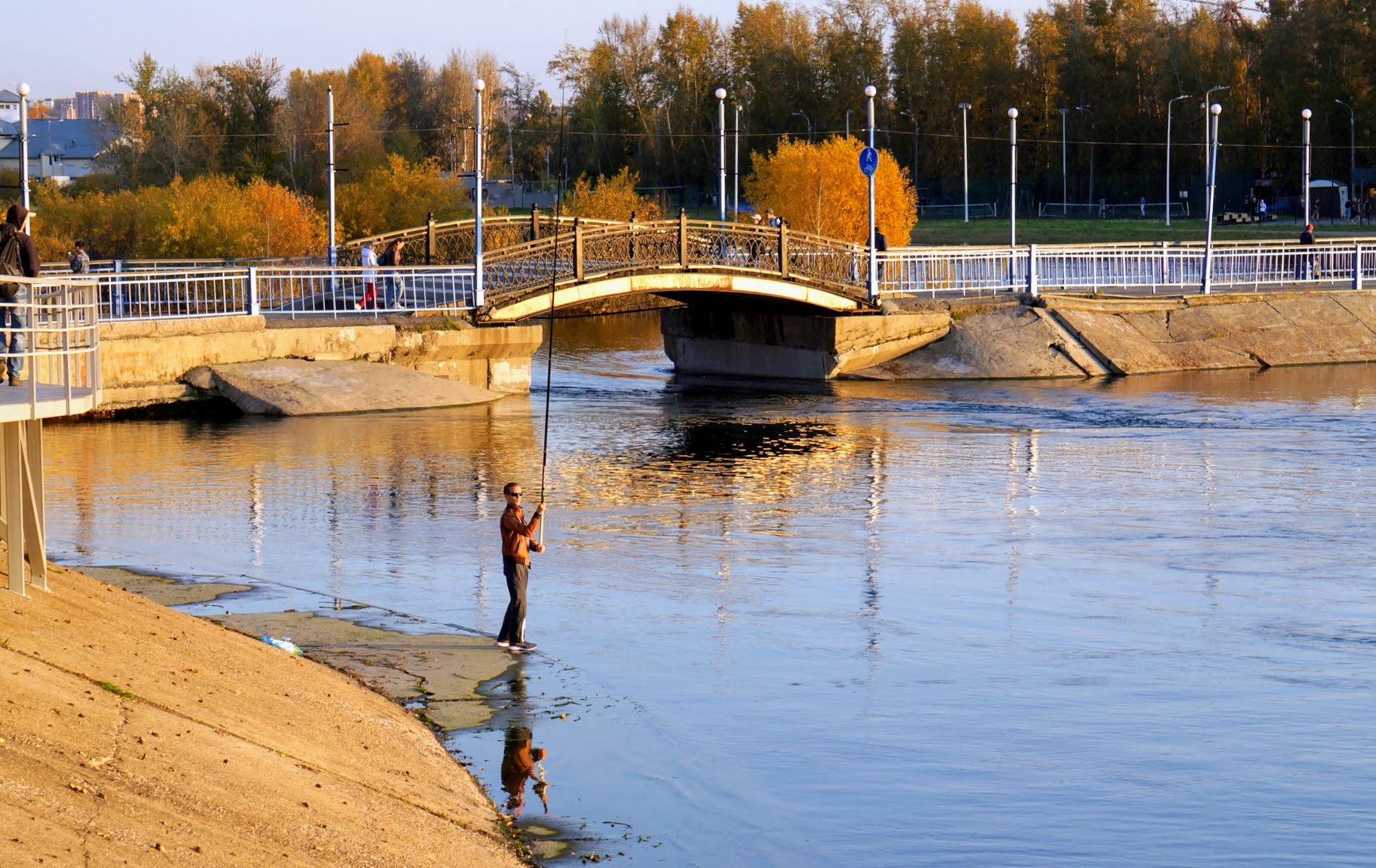 Осень в Иркутске. Большая вода и рябиновый цвет