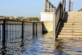 Осень в Иркутске. Большая вода и рябиновый цвет
