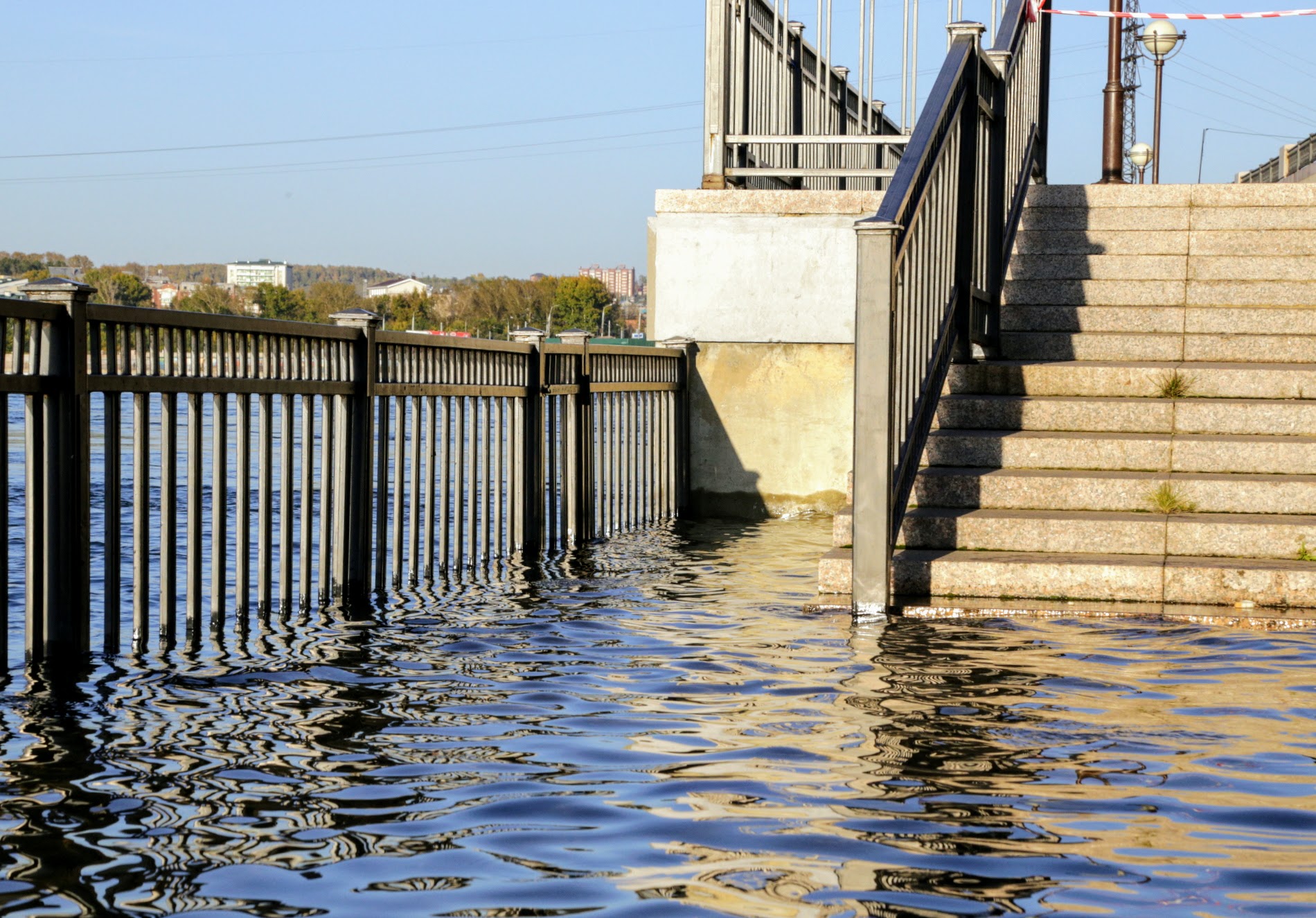 Осень в Иркутске. Большая вода и рябиновый цвет