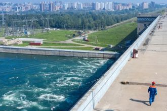 Сброс воды увеличили на Иркутской ГЭС из-за повышения уровня воды в Байкале