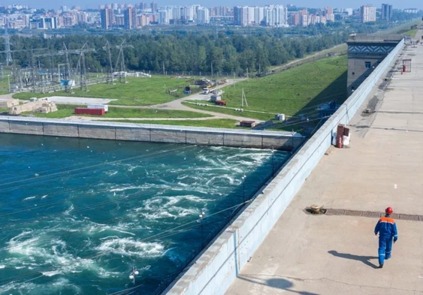 Сброс воды увеличили на Иркутской ГЭС из-за повышения уровня воды в Байкале