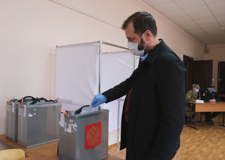 Спикер Заксобрания Приангарья проголосовал на выборах губернатора