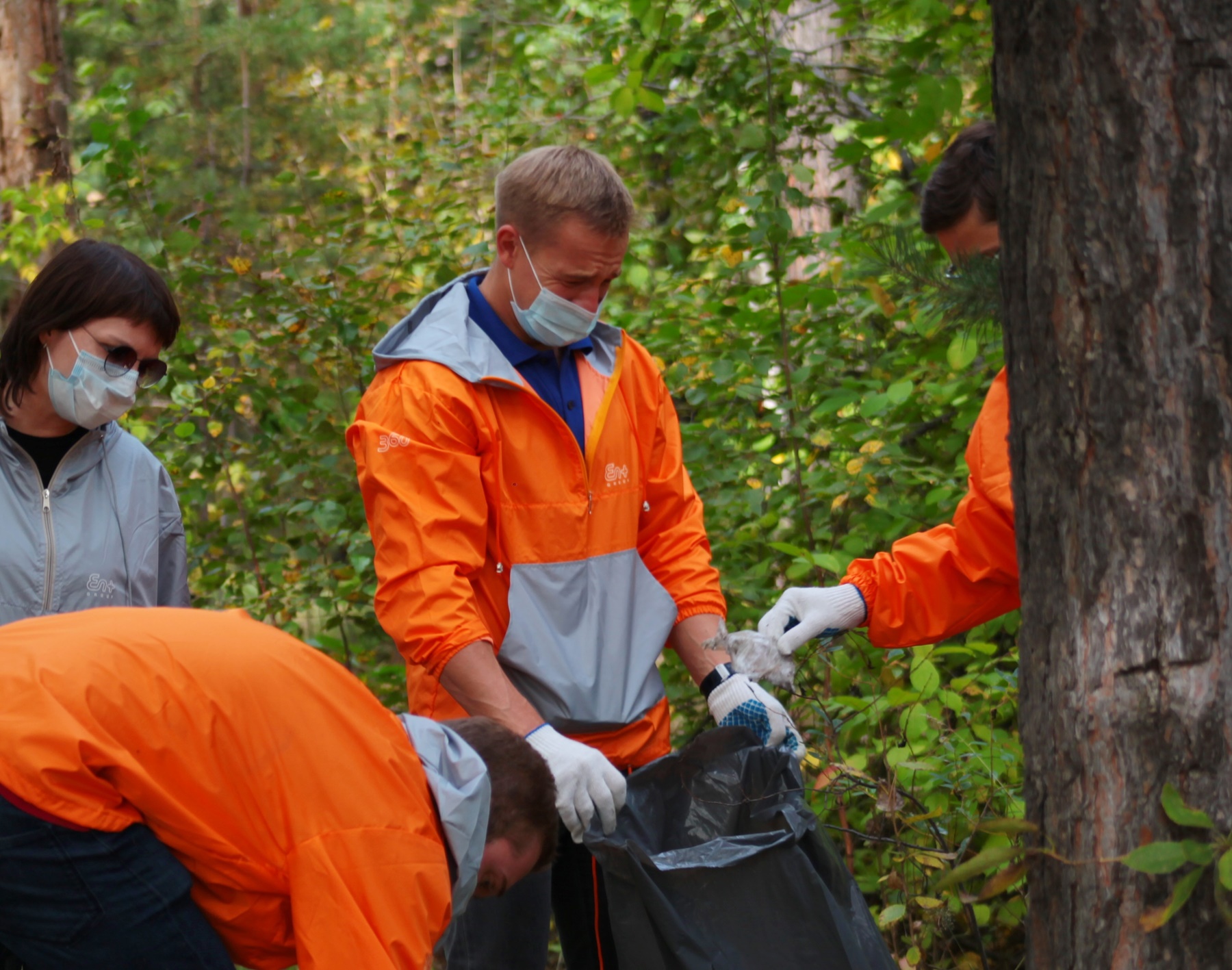 Волонтеры убрали район нижнего бьефа плотины ГЭС в Иркутске