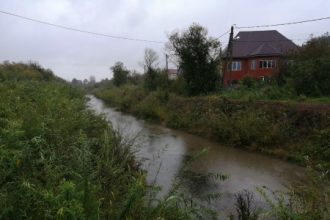 Временную дамбу возводят на реке Ушаковка в Иркутске из-за дождей