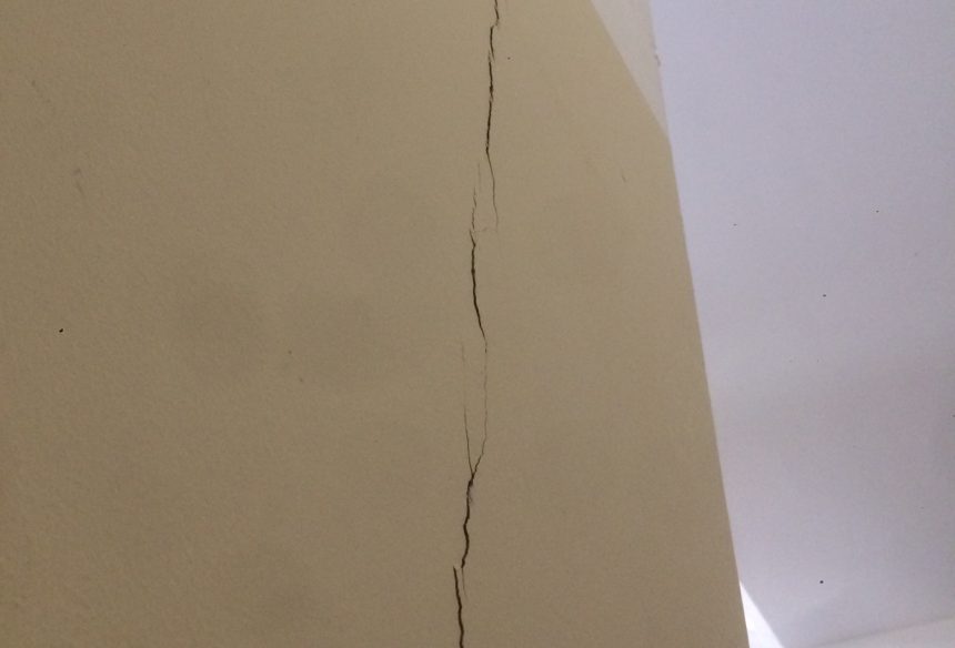 Жители Иркутска находят трещины в подъездах после землетрясения
