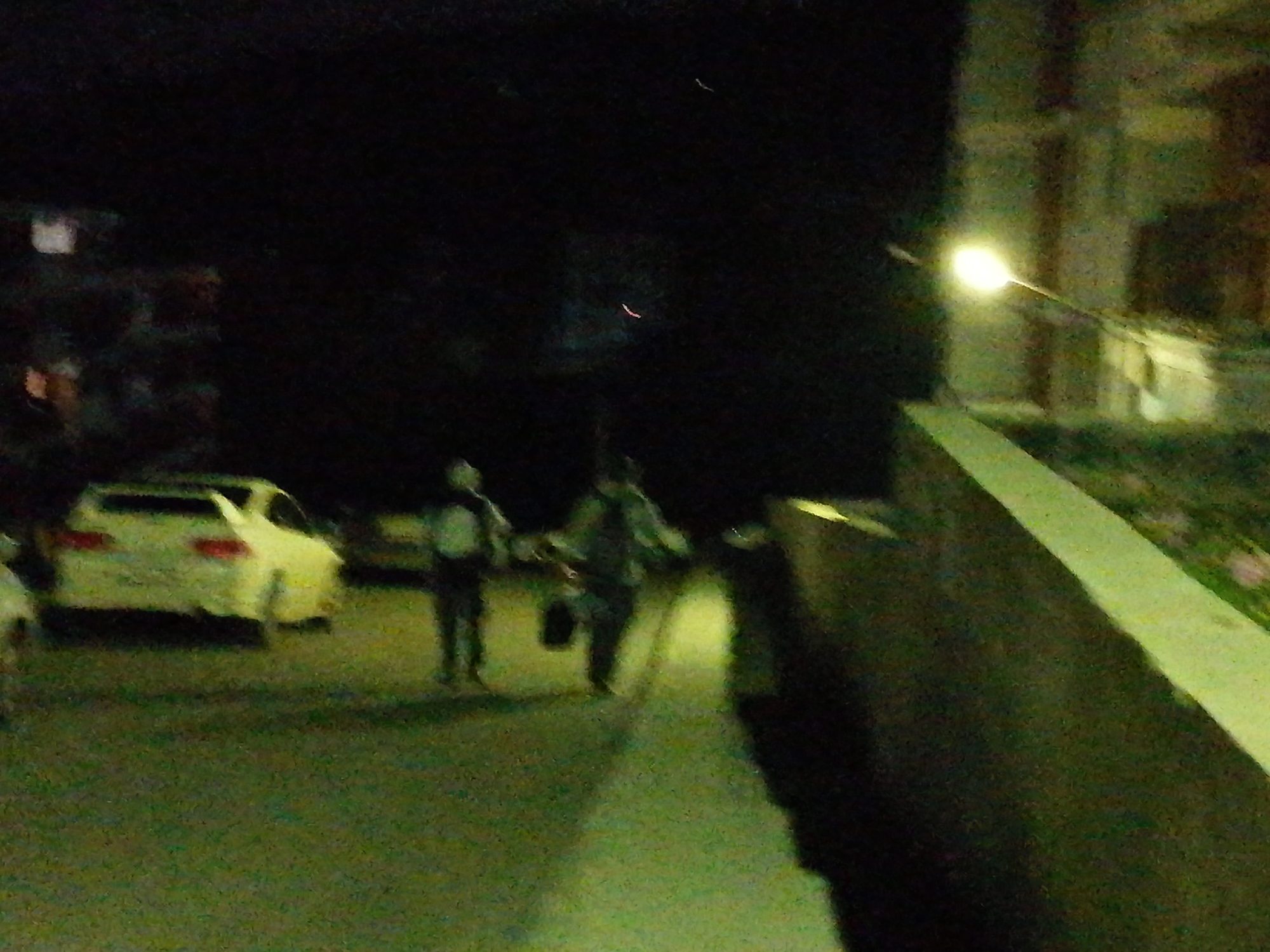 Жители Иркутска вышли на улицу с одеялами и документами