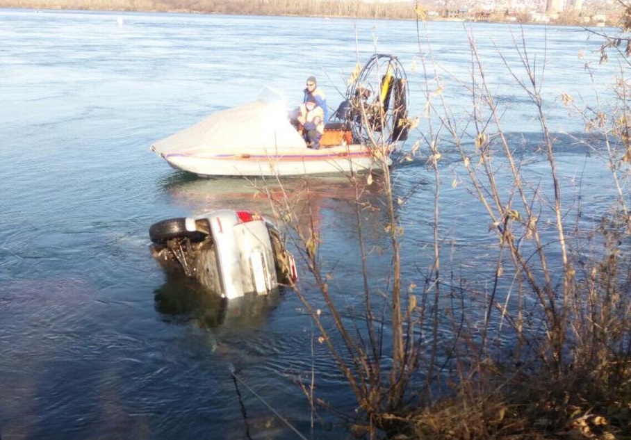 Автомобиль съехал в Ангару с набережной Иркутска