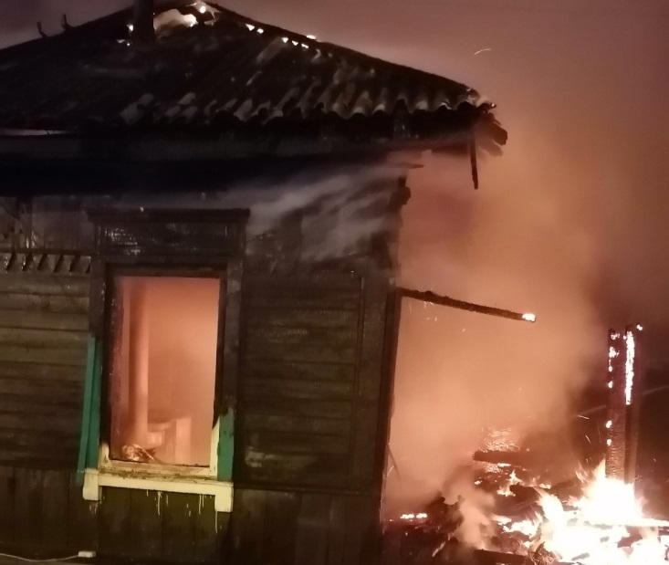 Два человека погибли на пожаре в частном доме в Иркутске