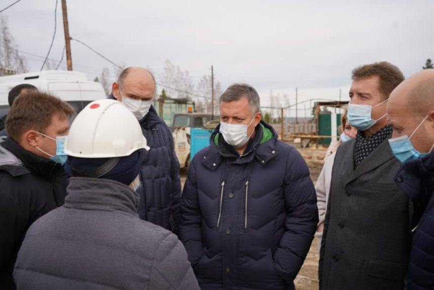 Игорь Кобзев потребовал наказать подрядчиков за срыв сроков по строительству домов в Тулуне
