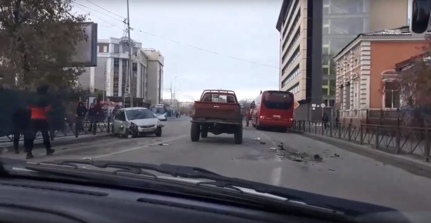 Иномарка столкнулась с автобусом на остановке Чкалова в Иркутске