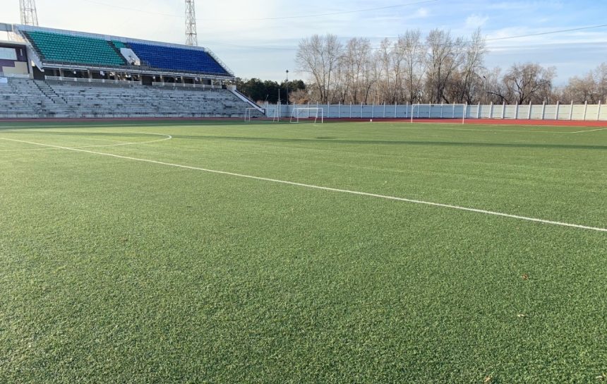Искусственное футбольное поле уложили на стадионе "Ангара" в Ангарске