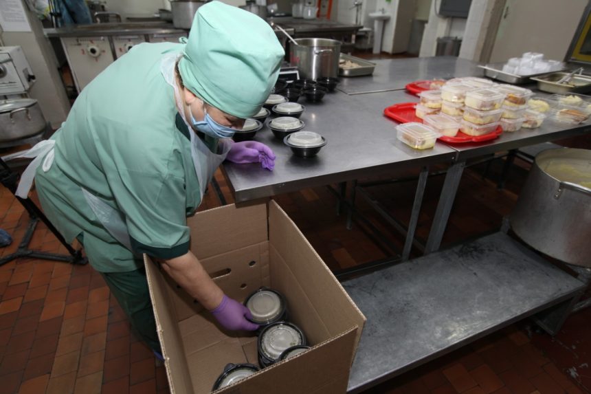 Комбинат питания начал доставлять обеды в иркутские больницы