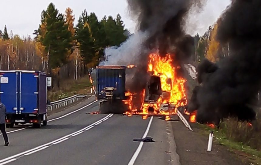 "Лада" и грузовик столкнулись и загорелись на трассе "Вилюй" в Братском районе