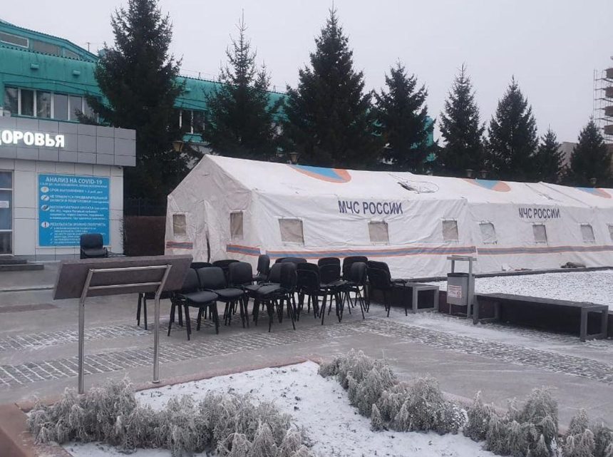 Палатки установили для людей в очереди на анализ на COVID у Диагностического центра Иркутска