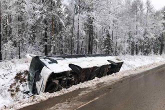 Пассажирский автобус опрокинулся на трассе "Вилюй" в Иркутской области