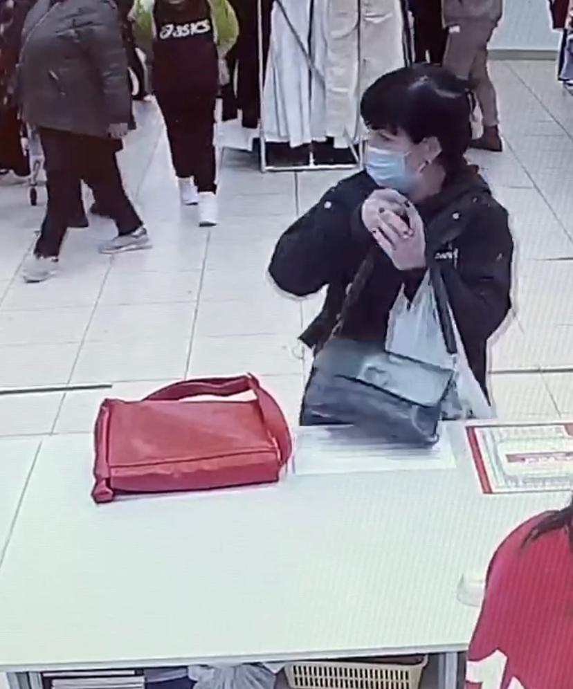 Подозреваемую в краже сумки разыскивают в Иркутске