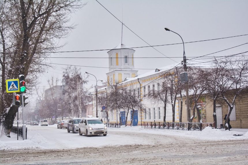 Последствия снегопада и гололедицу устраняют в Иркутске