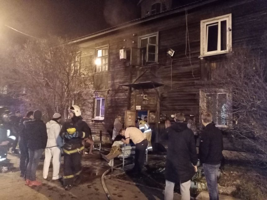 Пять человек спасли на пожаре в жилом доме на улице Напольной в Иркутске
