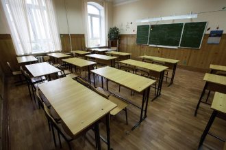 Школам Иркутска предлагают начать вторую четверть дистанционно