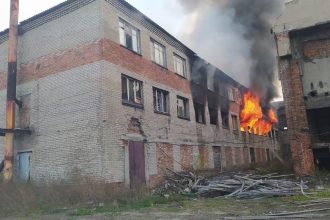 Заброшенное здание на территории пилорамы горело в Зиме 1 октября