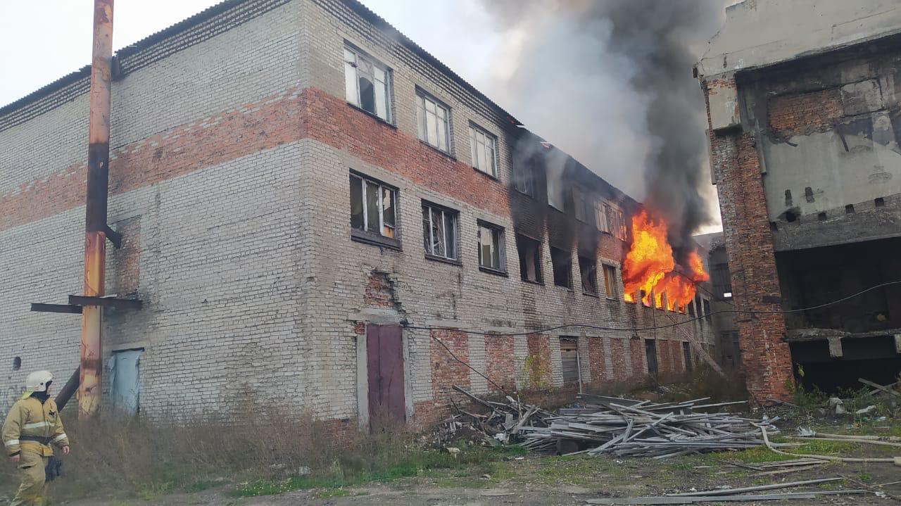 Заброшенное здание на территории пилорамы горело в Зиме 1 октября