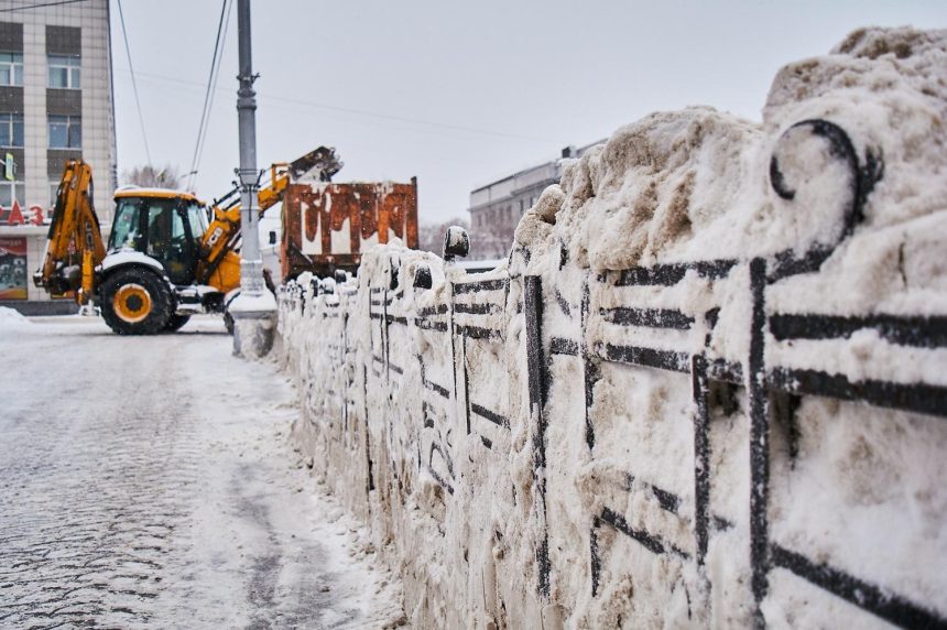 80 единиц техники вывели на уборку Иркутска от снега