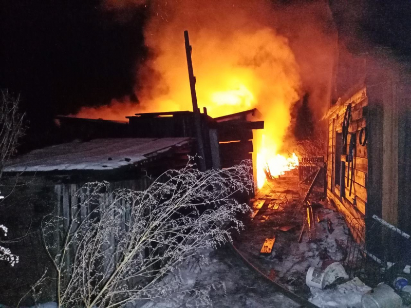 Четыре строения подожгли в поселке Октябрьский Чунского района