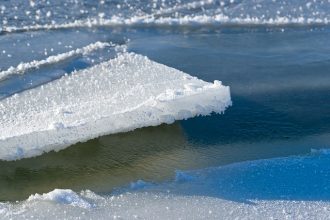 Два рыбака дрейфовали на оторвавшейся льдине по реке Лене в Киренском районе