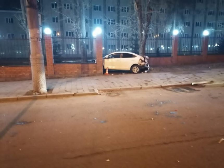 Две машины влетели в ограждение Института МВД в Иркутске после столкновения