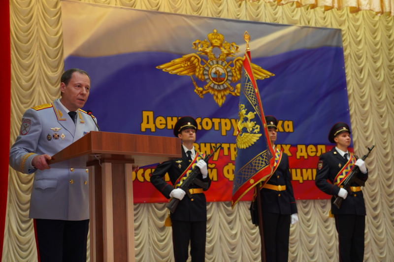 Глава полиции Иркутской области наградил отличившихся сотрудников ОВД