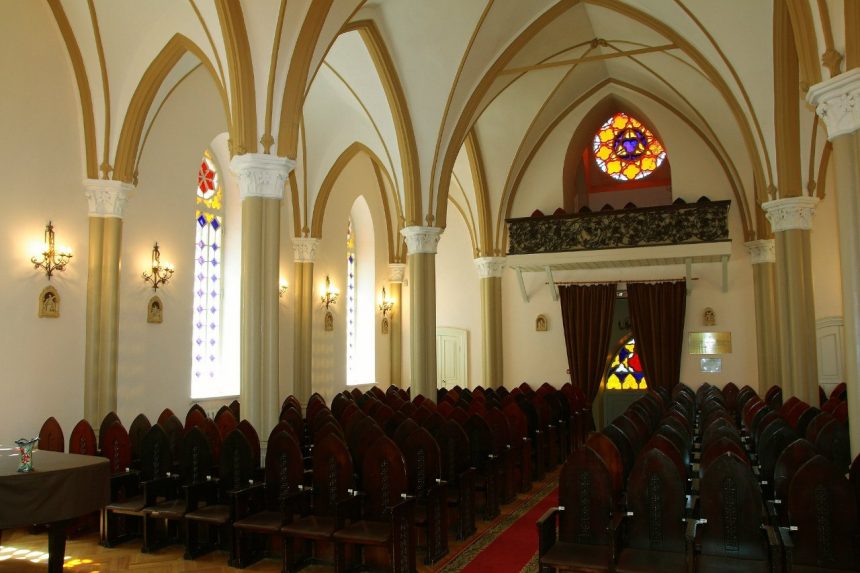 Окна с витражными стеклами меняют в органном зале иркутской филармонии